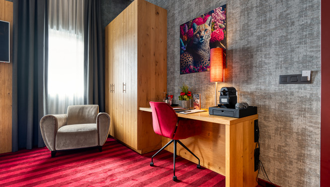 Coin salon et bureau dans la Suite Nuptiale à l'Hôtel Verviers