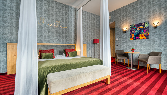 Suite Nuptiale avec lit à baldaquin et jacuzzi au Van der Valk Verviers